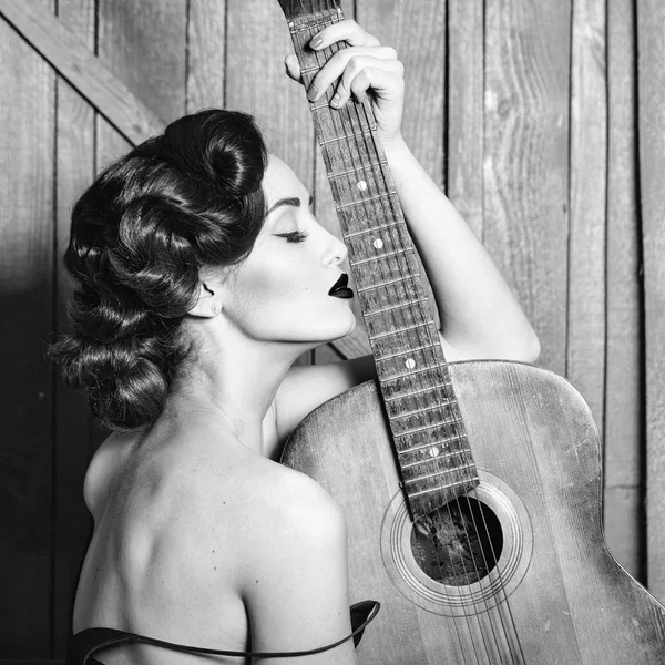 Retro woman with guitar — Stock Photo, Image