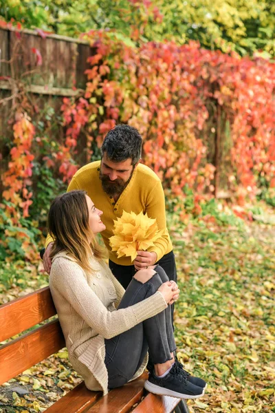 Pareja enamorada en el parque de otoño en el banco . — Foto de Stock