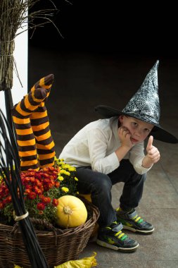 Örümcek web şapkalı çizgili çorap, Cadılar Bayramı küçük çocuk.