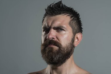 Adam gri arka plan üzerinde çıplak omuz ile.
