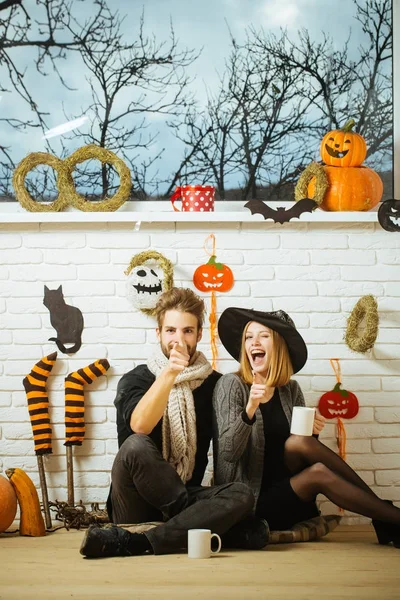 Halloween nő boszorkány kalap kacsintás — Stock Fotó