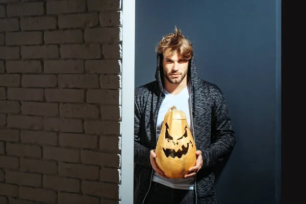 Sexy halloween hombre con calabaza — Foto de Stock