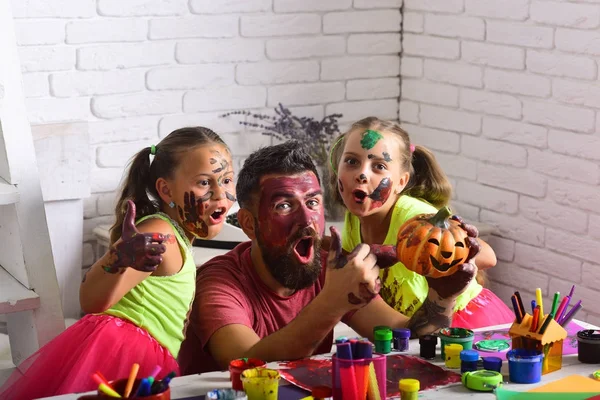 Halloween Crianças ou meninas com homem barbudo pai segurar abóbora . — Fotografia de Stock
