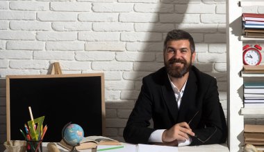 Beyaz tuğla duvar arka plan üzerinde sakallı adam. Bilgi kavramı