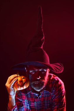 Cadılar Bayramı büyücü kırmızı ışıkta sakallı