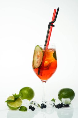 Saman limonlu kokteyl bardak içme bar.