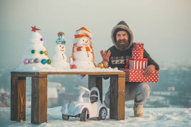 Mutlu bir adam holding mevcut kutuları