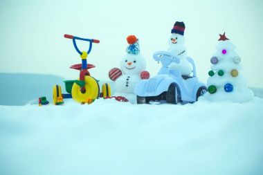 Kardan adam ve kar xmas ağacı üzerinde beyaz gökyüzü