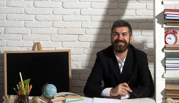 Beyaz tuğla duvar arka plan üzerinde sakallı adam. Bilgi kavramı