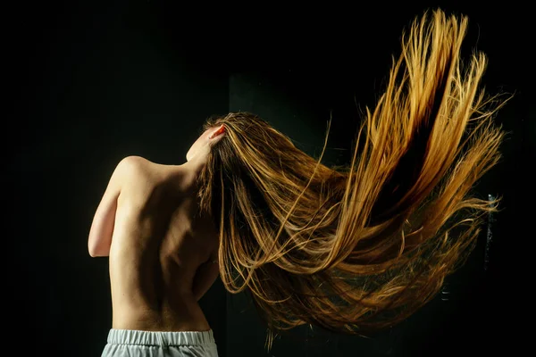 Femme aux cheveux longs élégants et dos nu . — Photo