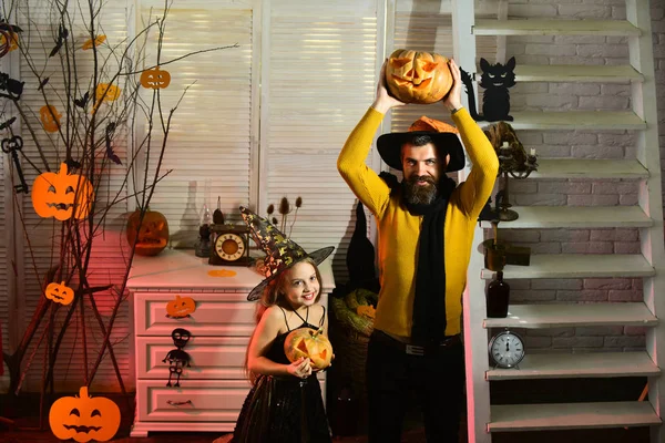 Vader en dochter met Halloween decor. Halloween party concept — Stockfoto