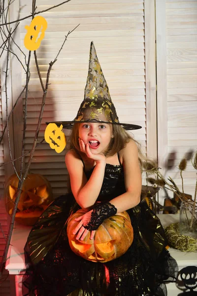 Meisje met verbaasd gezicht op spooky carnaval kamer achtergrond. — Stockfoto