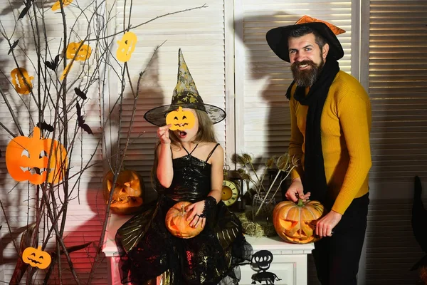 Concept de fête d'Halloween. Magicien et petite sorcière en chapeaux — Photo