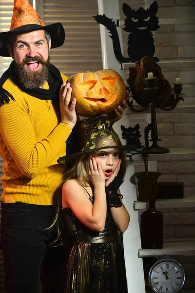 Концепція вечірки на Хелловін. Дівчина і бородатий чоловік з шокованими обличчями — стокове фото