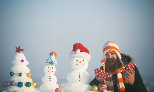 Verbaasd hipster met huidige vak op winterdag — Stockfoto