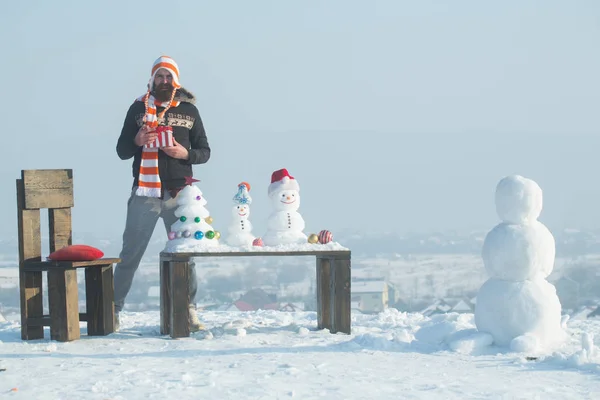 Hipster houden huidige vak op winterdag — Stockfoto