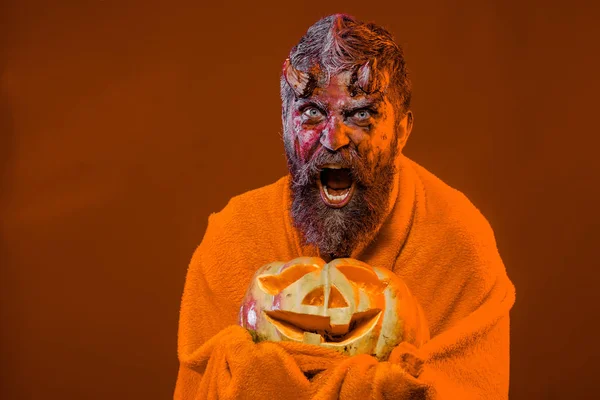 Хэллоуин сатана удивлен кровавыми рогами, бородой, кровью, ранами — стоковое фото