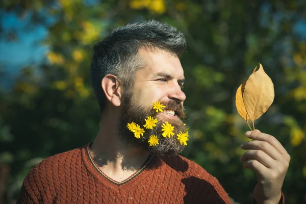 Hipster 또는을 자연 야외에 수염된 남자. — 스톡 사진