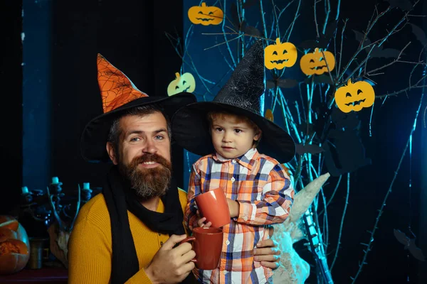 Halloween Niño con cara feliz y hombre en la calabaza . —  Fotos de Stock