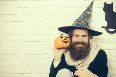 Cadı şapka tuğla duvara gülümseyen mutlu Halloween adam