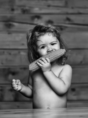 sarı mısır yeme komik küçük çocuk çocuk