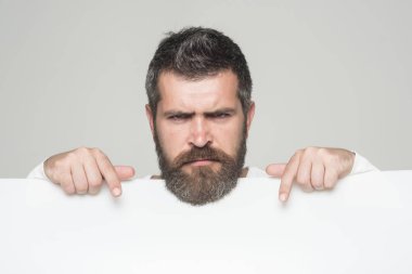 Hipster ciddi bir yüz ile tutun kağıt.