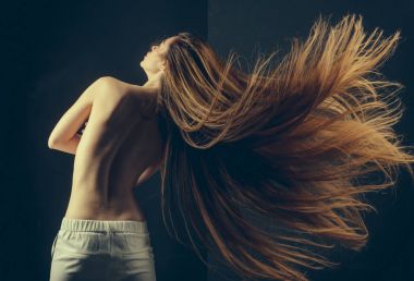 Kız hiç makyaj ve sağlıklı saç siyah arka plan üzerine vardır.