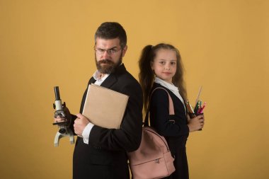 Çocuk ve baba mikroskop, kitap ve Kırtasiye tutun