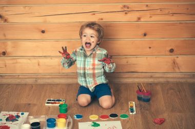 Çocuk mutlu bağırmak renkli eller, guaj boyalar ve çizimler