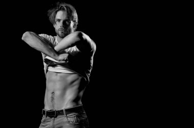 Yakışıklı erkek soyunma beyaz tshirt