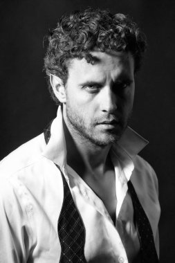 Bugüne kadar untied kırmızı yay ile maço adam