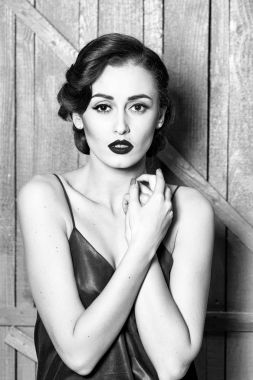 Düşünceli retro kadın