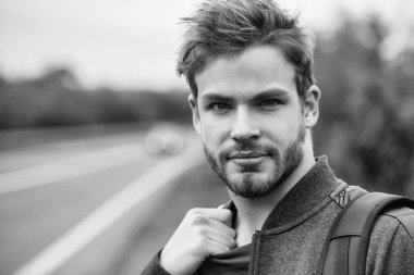 Genç çocuk sakallı