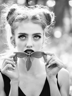 yeşil yaprakları ile kız