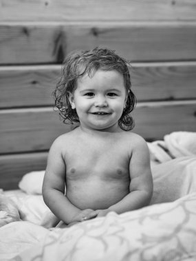 Havlu üzerinde oturan çocuk