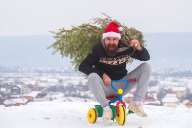 Mutlu hipster Xmas ağacı beyaz kar üzerinde taşıyan