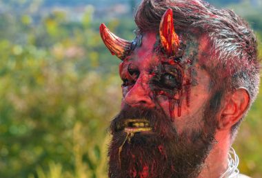 Cadılar Bayramı şeytan adam sakallı