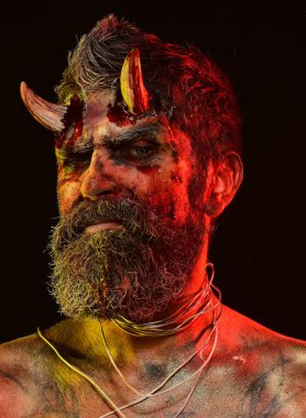 Cadılar Bayramı adam şeytan siyah arka plan üzerine