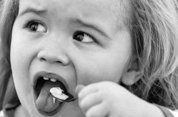 Şirin bebek çocuk lezzetli dondurma kaşık yemek — Stok fotoğraf