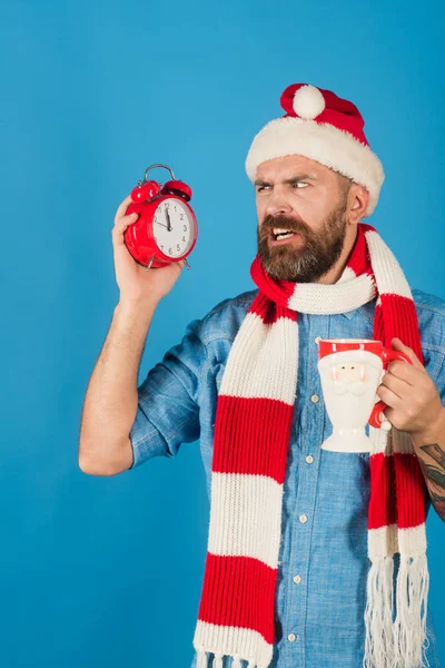 Kerst man kijken wekker en cup — Stockfoto
