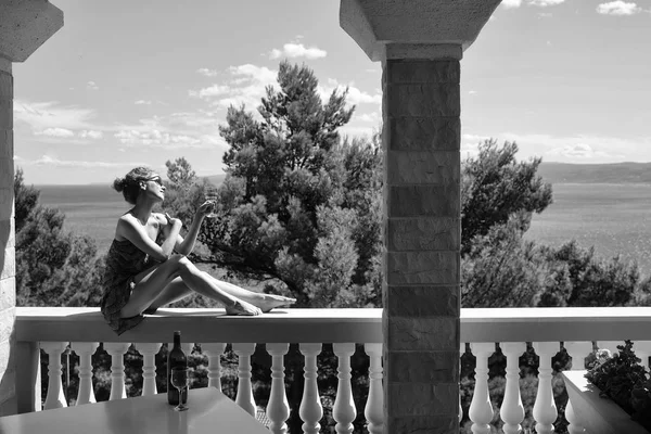 Şarap kadehi ile güzel kadın