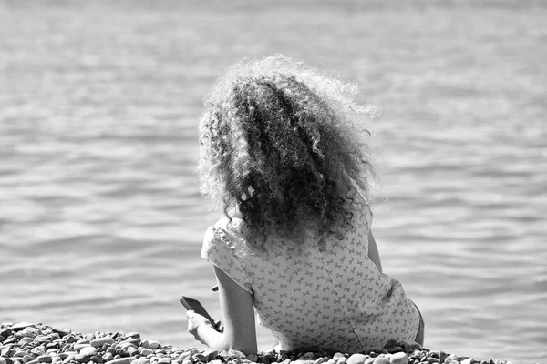 Giovane donna sulla spiaggia di ghiaia — Foto Stock