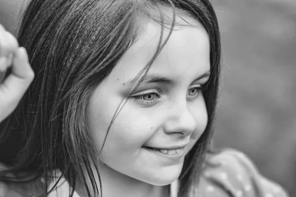 Boldog, mosolyog a kicsi lány szabadtéri — Stock Fotó