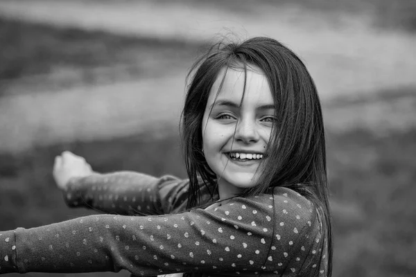 Feliz sorrindo menina pequena ao ar livre — Fotografia de Stock