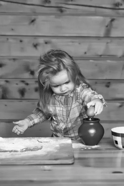 Carino bambino cucina con pasta, farina, uovo e ciotola — Foto Stock