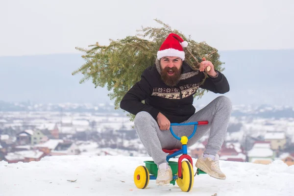 Felice hipster portando albero di Natale sulla neve bianca — Foto Stock