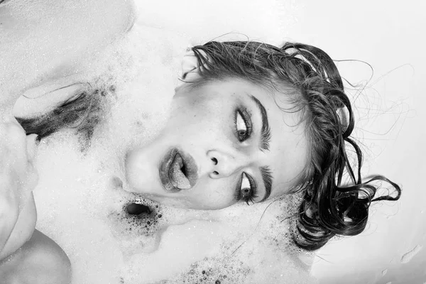 Mulher brincalhão no banho — Fotografia de Stock