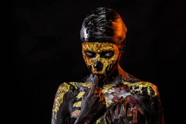 Хэллоуинская женщина скелет сосать палец — стоковое фото