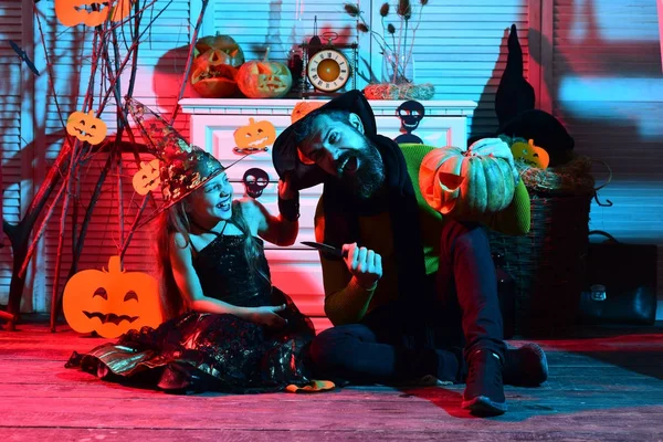 Vater und Tochter mit Halloween-Dekor. Halloween-Party — Stockfoto