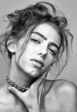 Çıplak omuz ile güzel kız